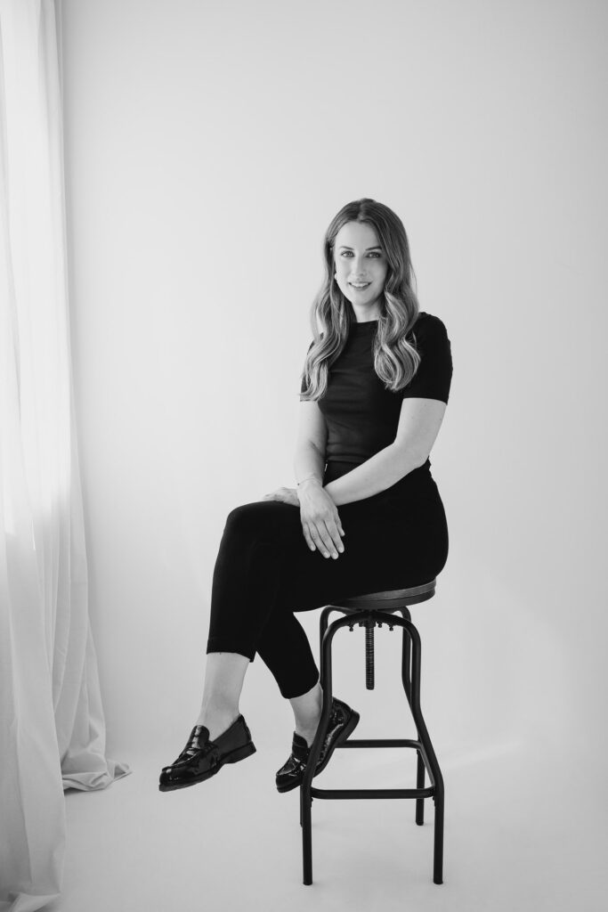 Portrait of the wedding photographer Maria Bruckmaier in black and white