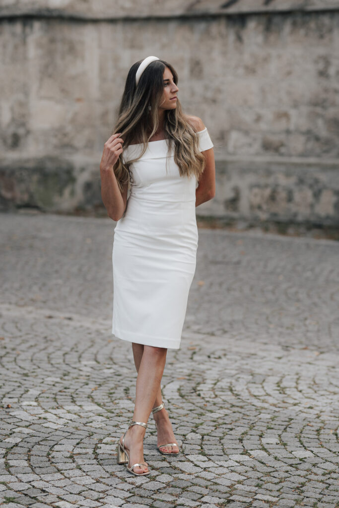 Elegant bride looking stylish in a minimalist gown, with timeless beauty captured by Maria Bruckmaier Wedding Photography.