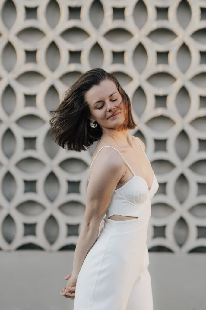 Stylish bride with a pearl headband in an overall captured by Maria Bruckmaier Wedding Photography