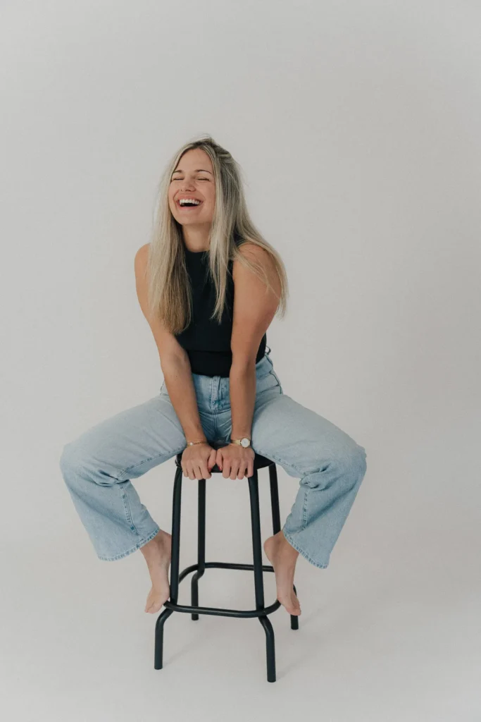 Studioportrait in einem Tageslichtstudio mit sanften, weichen Farben.